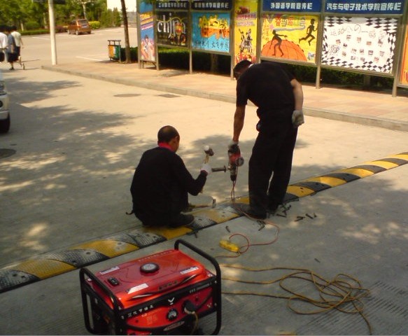 鱼台道路减速带厂家，金乡橡胶减速带批发，泗水铸钢减速带安装价格