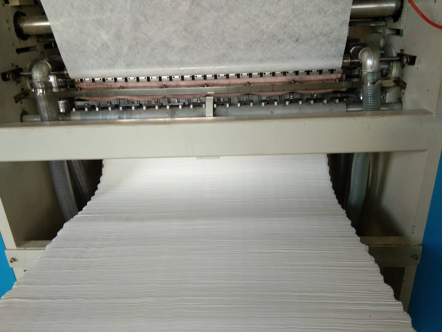 东莞双驰棉柔巾生产线全自动无纺布手拉手折叠机 无纺布抽取式折叠