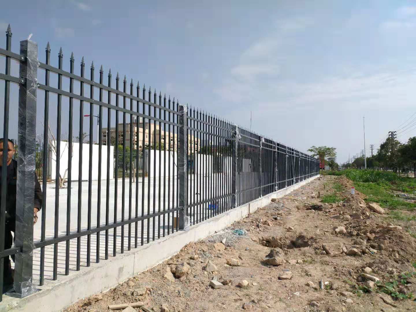 广东清远镀锌钢护栏新型欧式隔离栏质优价廉使用寿命长铁艺围栏