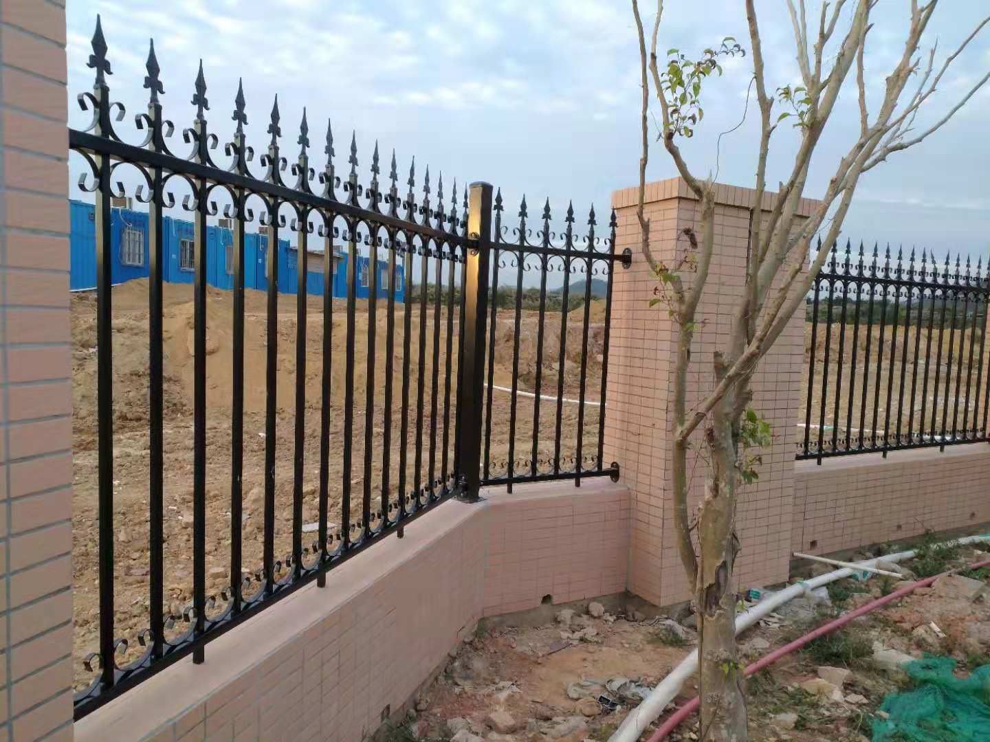 广东江门镀锌钢护栏学校隔离栏坚固耐用使用寿命长工厂护栏围蔽