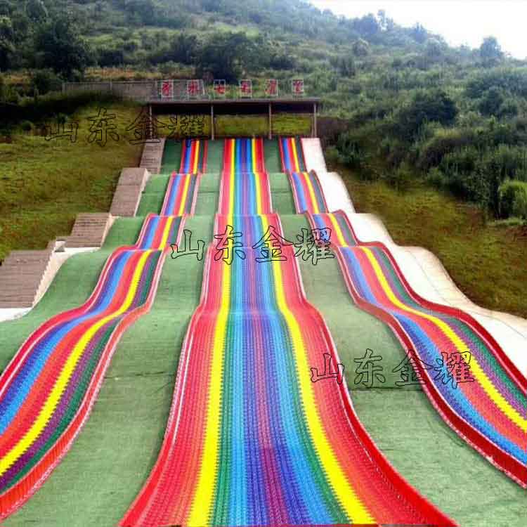 仿佛在彩虹之间飞翔七彩滑道 旱雪滑道 户外娱乐项目