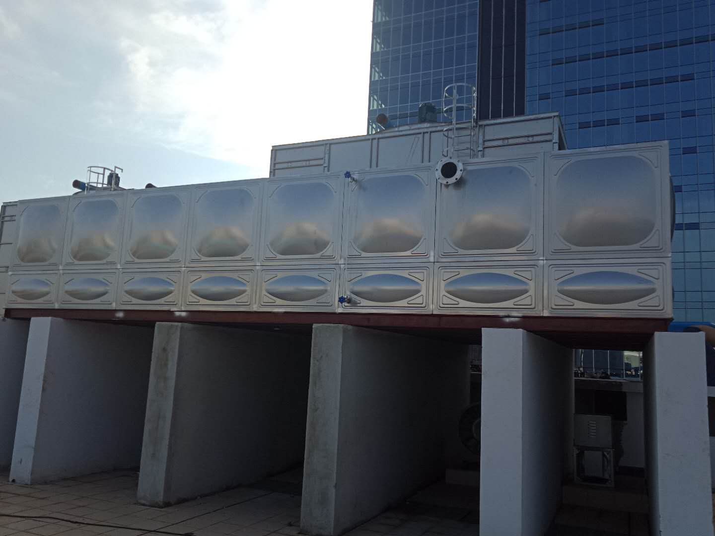 方形保温水箱厂家，不锈钢生活水箱安装。