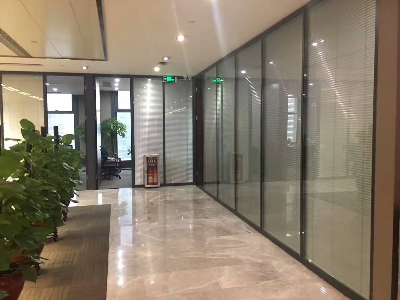 西安办公玻璃隔断——多效能私密商务空间