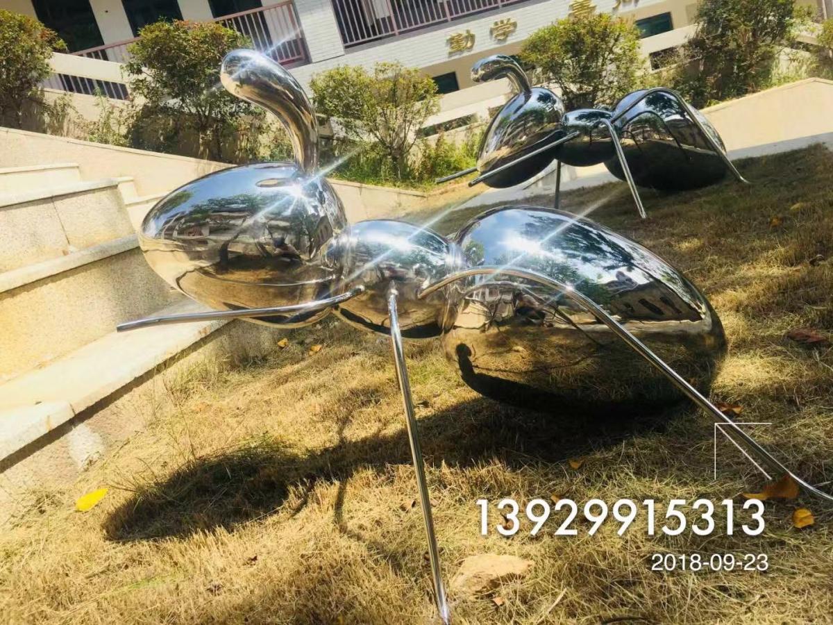 草地镜面不锈钢蚂蚁雕塑 爬行动物中的佼佼者