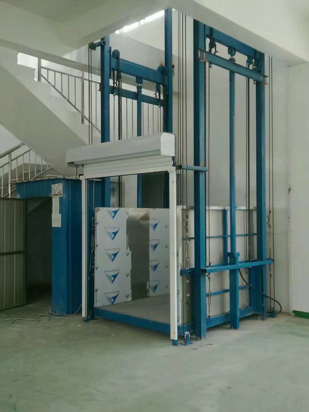 上海固定式升降机 3层液压货梯 2吨升降平台 导轨式升降机 加工定制
