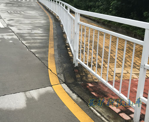 马路中央隔离栏 锌钢道路交通护栏 广州广告牌道路护栏