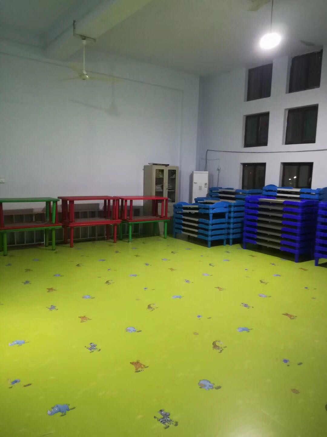济南幼儿园塑胶地板施工批发卡通纯色塑胶地板