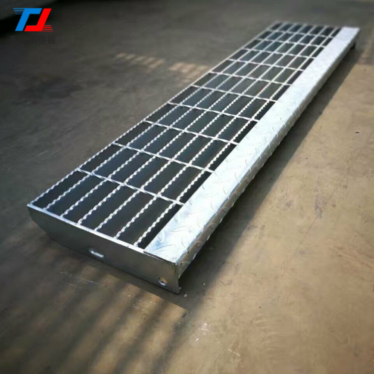 钢格板平台踏步/格栅踏步板厂家焊点稳定      格栅踏步板来作为门框还有沟盖，井盖，吊顶，用在各种