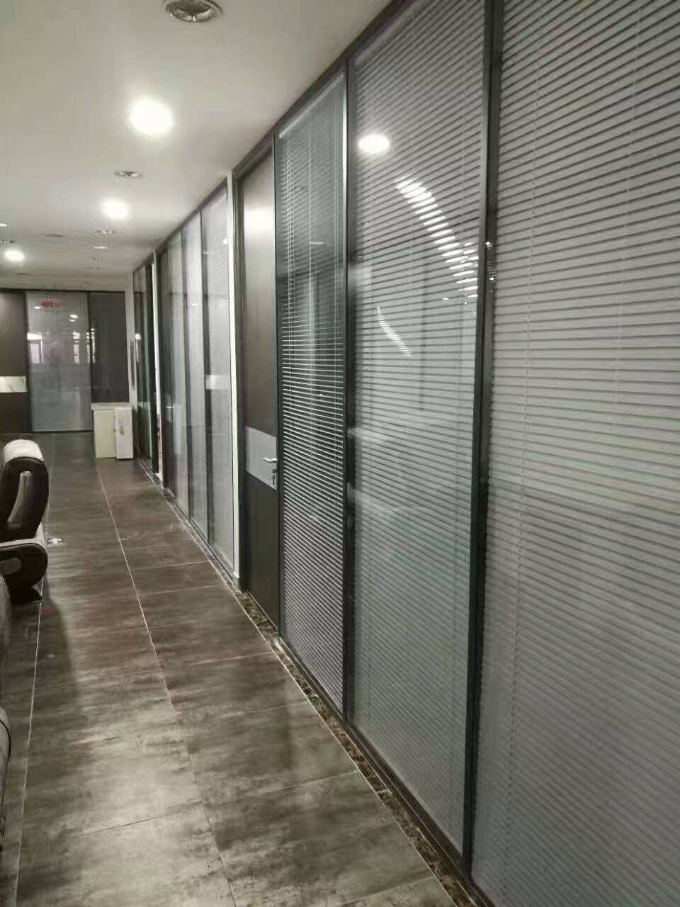 宝鸡双玻百叶玻璃隔断墙在办公场所普遍使用，受欢迎程度很高
