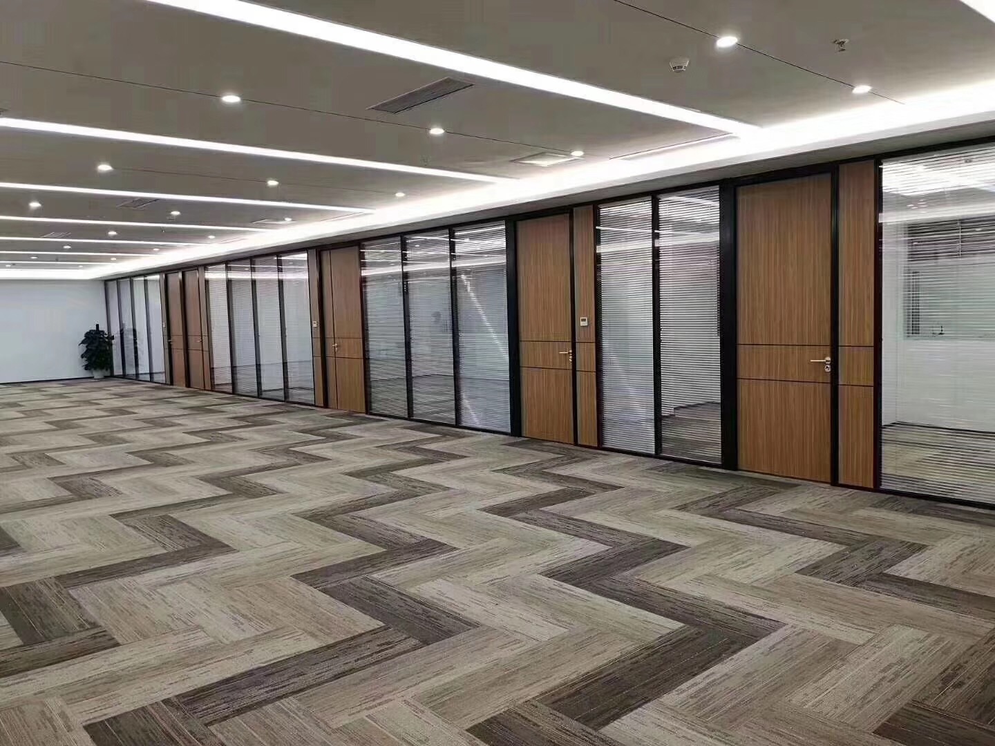 　西安办公室玻璃隔断都有哪些设计特点？