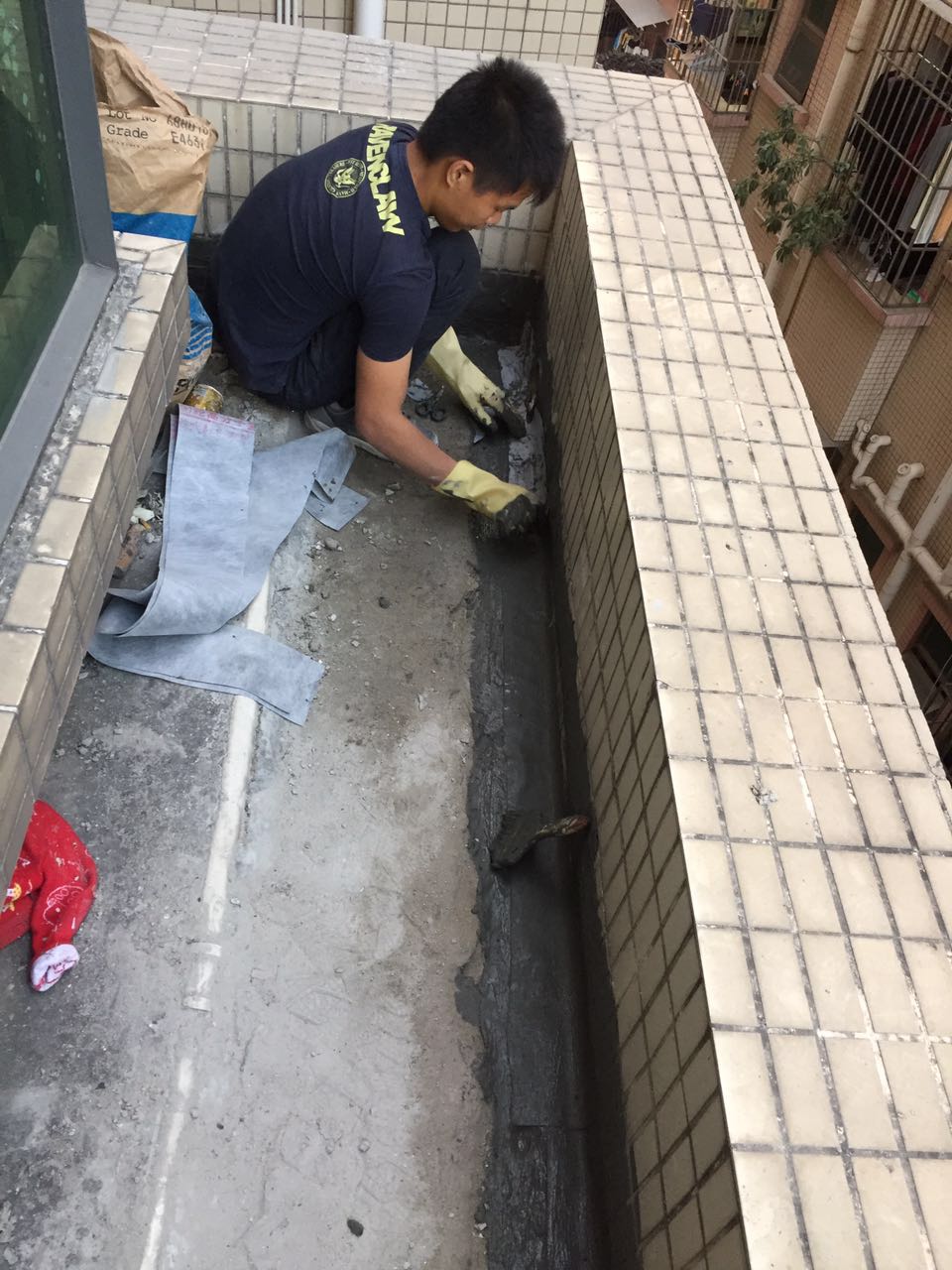 深圳外墙窗台裂缝漏水清凿防水补漏楼面裂缝漏水清洗施工