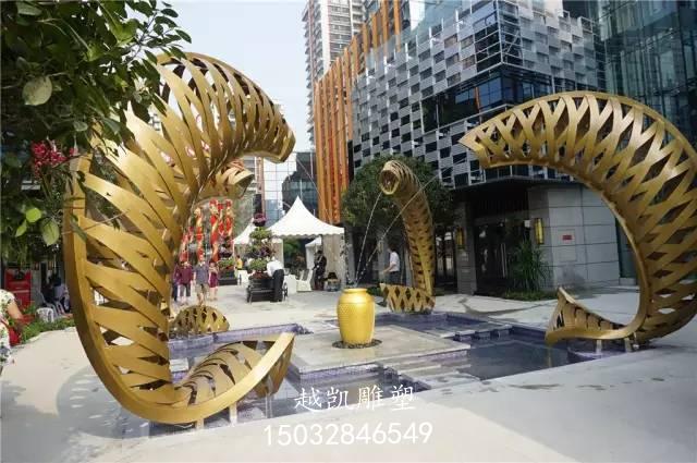 喷水题材雕塑 镂空鱼摆件 不锈钢喷水鱼雕塑厂家