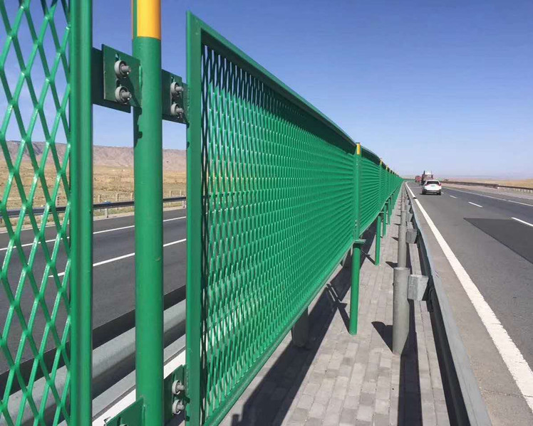 高速公路防眩网 钢板网护栏厂家价格
