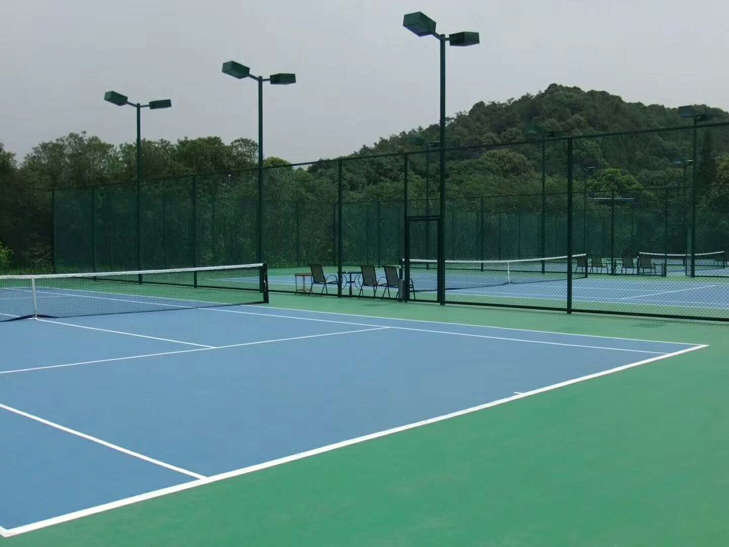 深圳小区篮球场围栏价格 恩平中学运动场围网图片