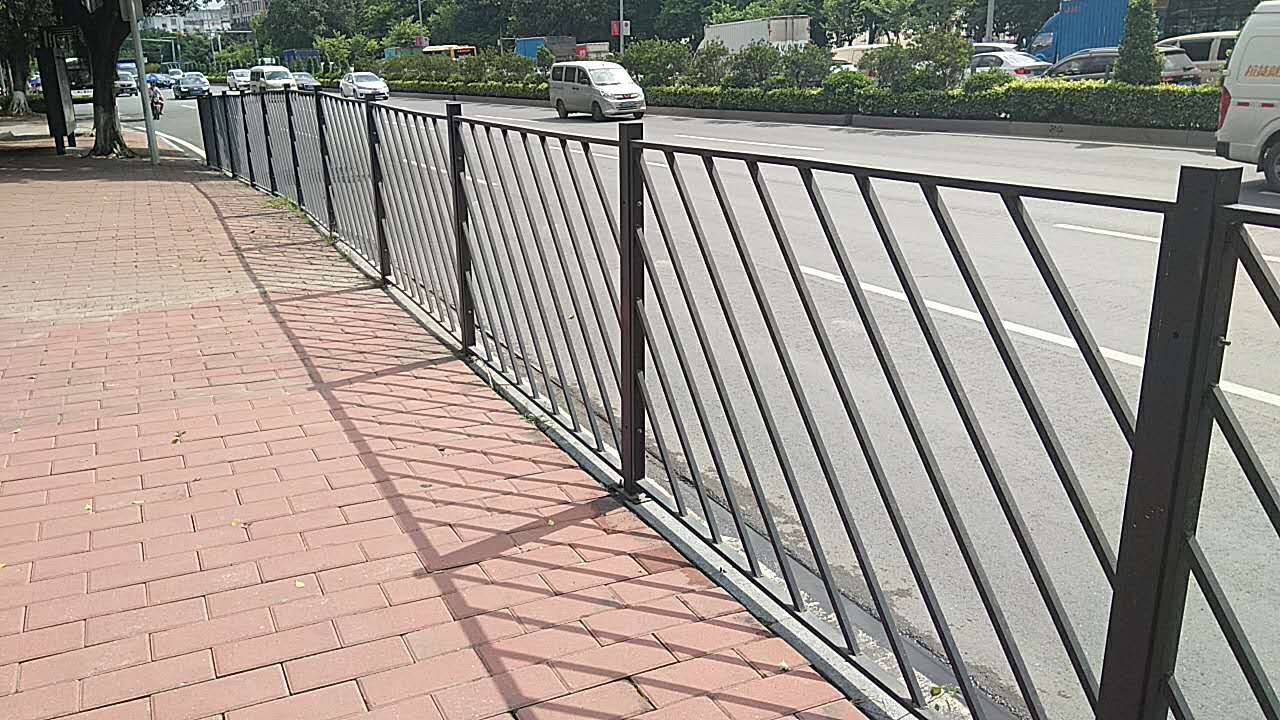 东方马路隔离护栏价格 人行道护栏 甲型护栏定制