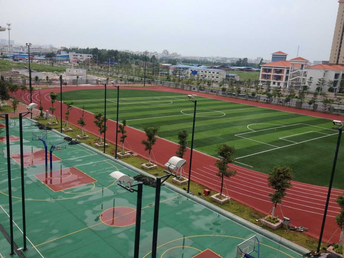 新疆乌鲁木齐吐鲁番学校标准13mm塑胶跑道硅PU篮球场人造草坪工程材料造价多少钱一平方