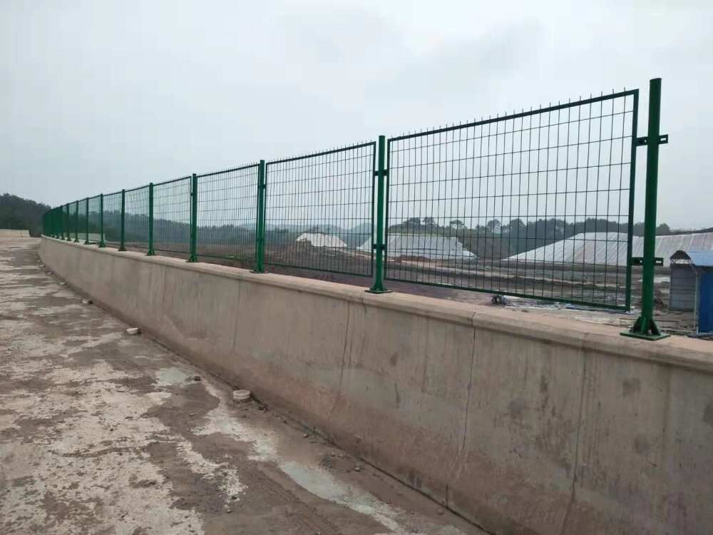 东莞公路护栏网防护网 道路隔离栅 外资企业围墙护栏