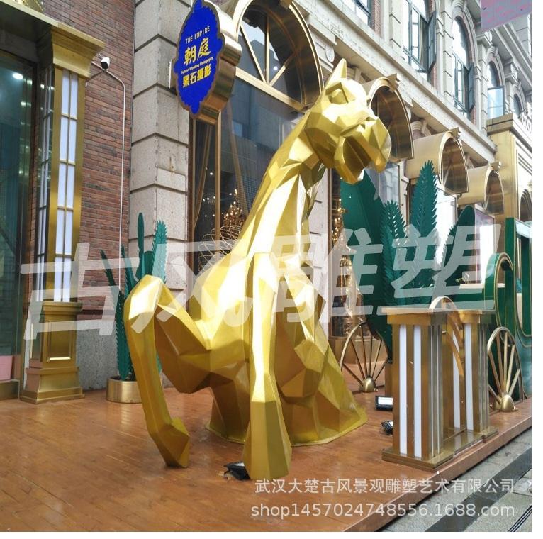 武汉商业街马头艺术雕塑