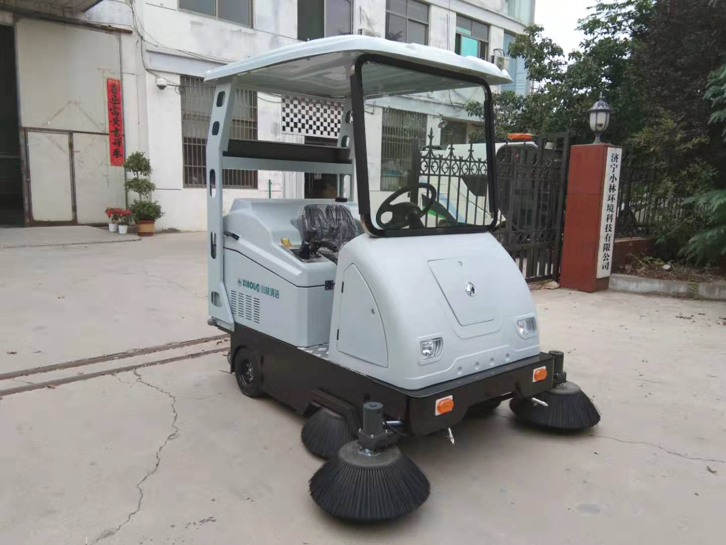 XLS-1750济宁驾驶式电动扫地车