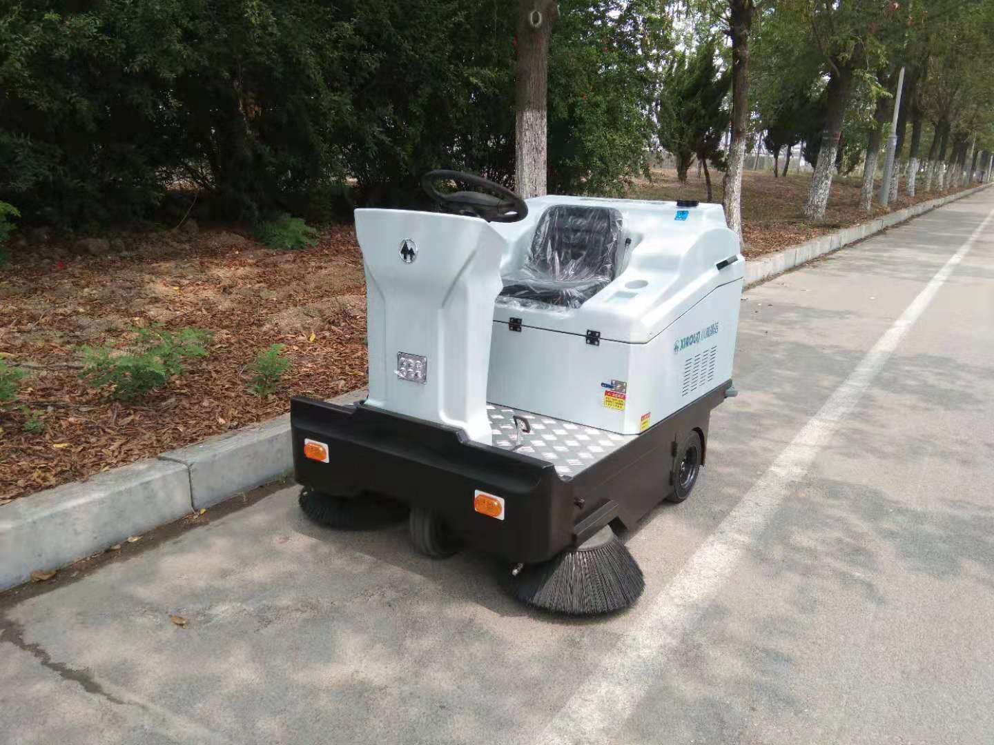 XLS-1500小型喷水电动清扫车