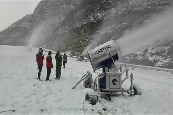 郑州人工造雪机厂家 全天候自动高效造雪机概括