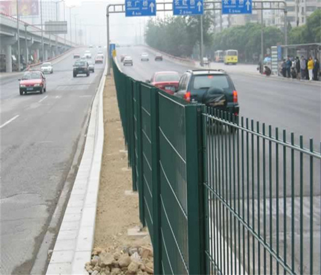 惠州公路护栏网价格 露天停车场边框围栏 水库热镀锌铁丝网