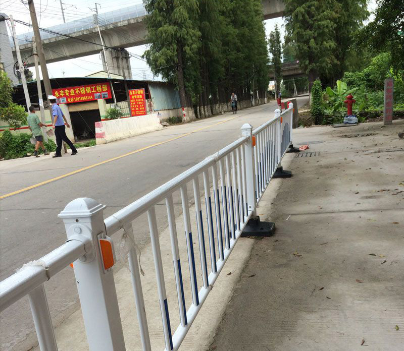 茂名市政护栏多少钱 道路施工临时护栏图片 京式护栏厂家