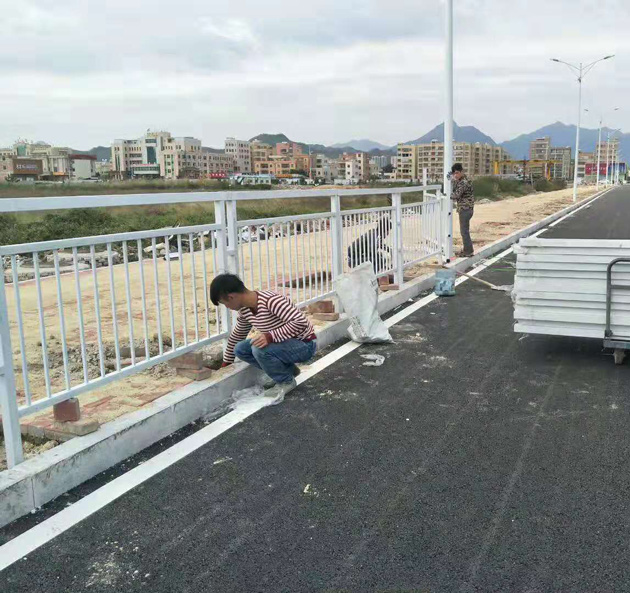 阳江道路栅栏规格 白色京式护栏价格 人行道护栏图片