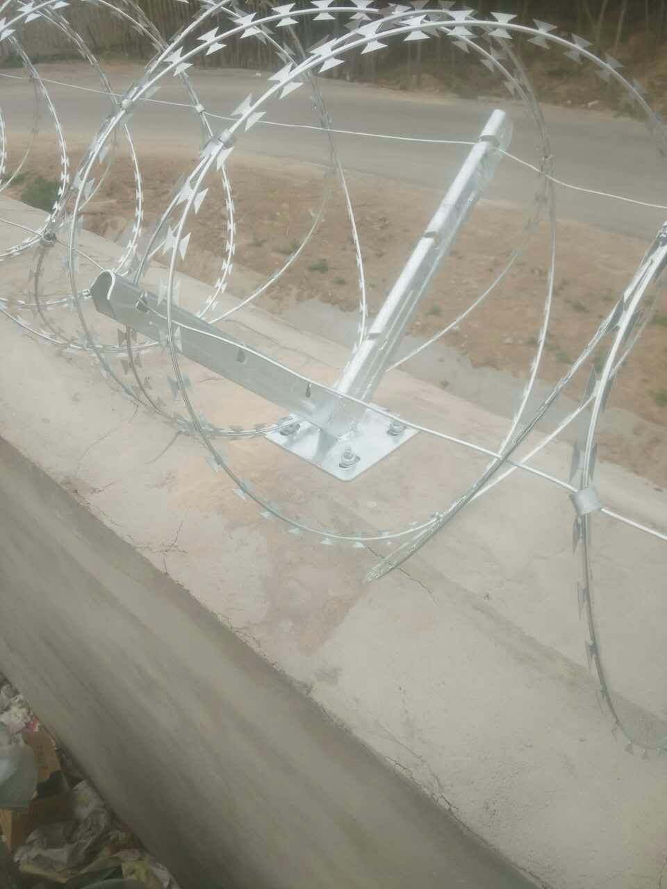 围墙刀片刺网安装支架多少钱一米