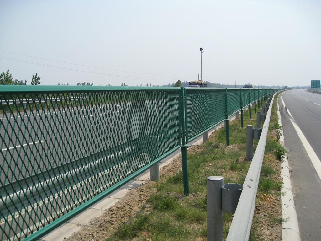 广州高速公路护栏网 交通护栏网厂家登鼎丝网产品
