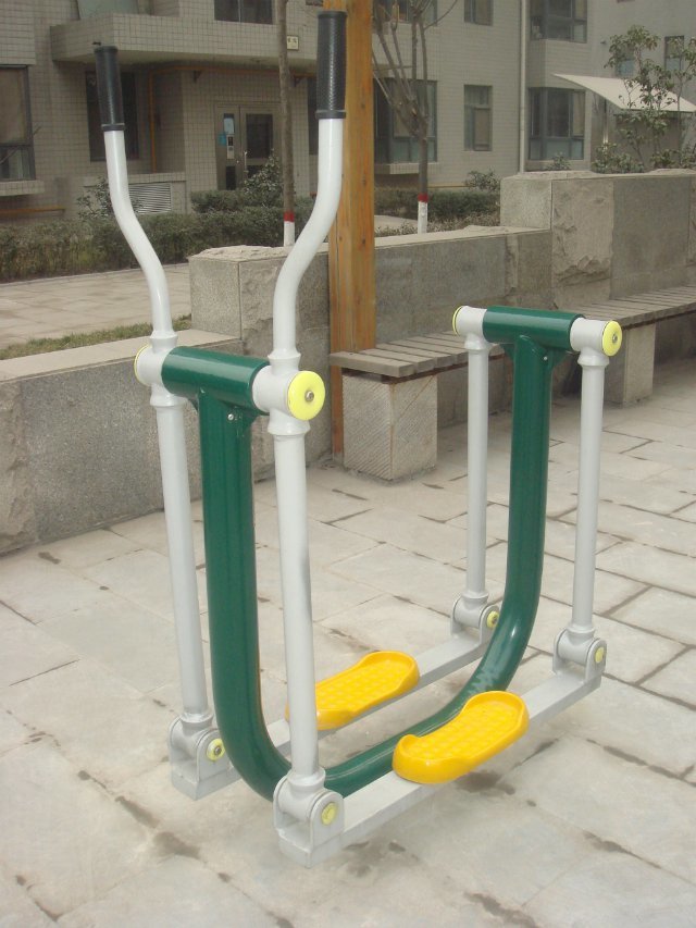 服务只有起点，青岛小区广场健身器材