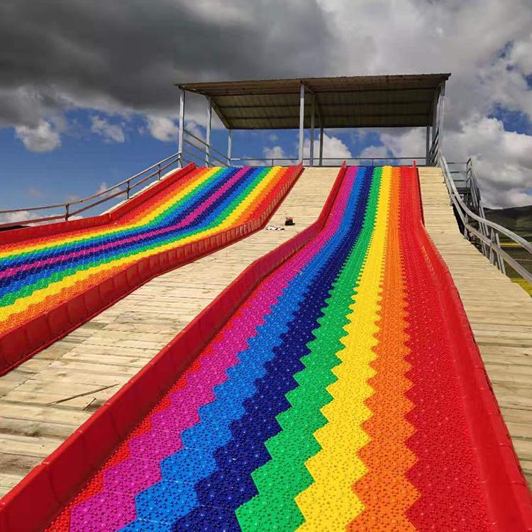 彩虹滑道 儿时滑梯巨大化 百米长塑料滑梯