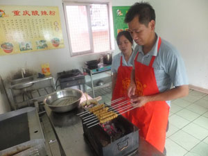 一个人学做烤面筋怎么样，广州华龙哪有学习烤面筋技术的地方