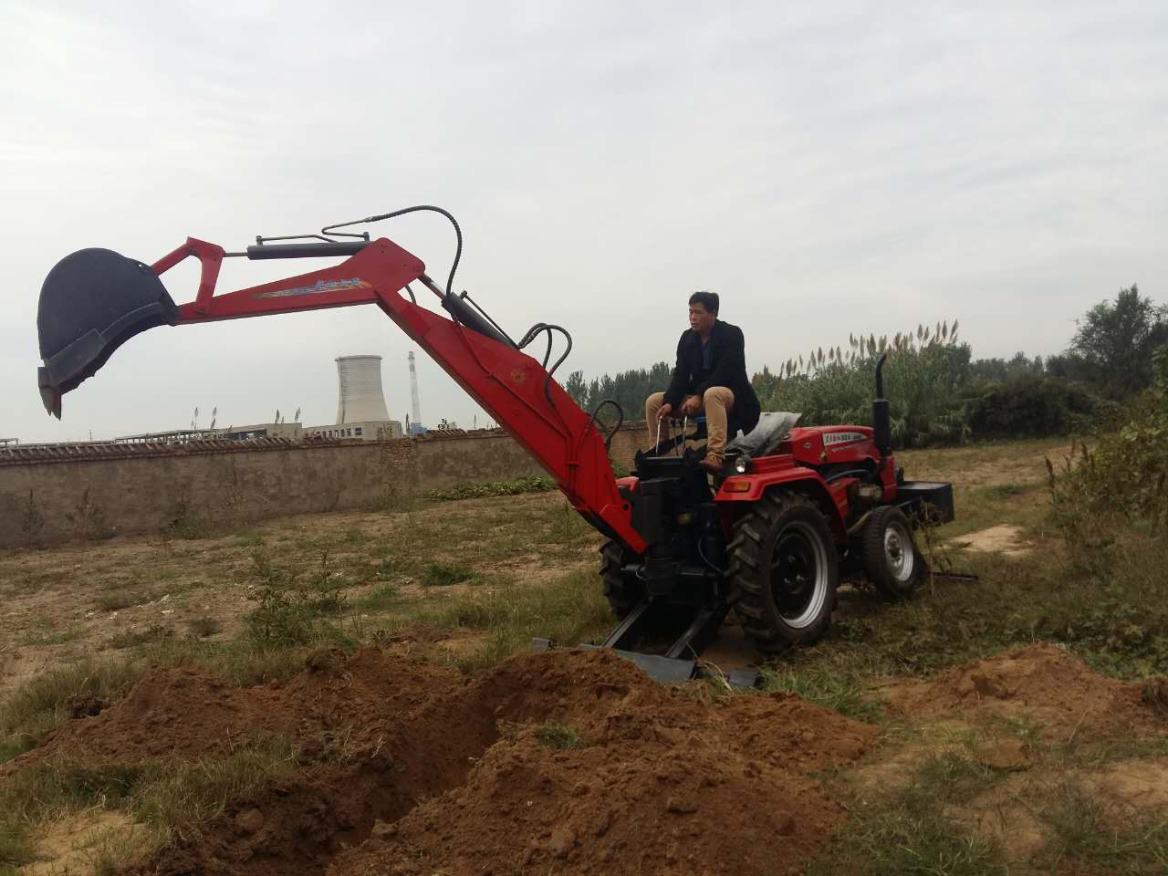 农用四轮拖拉机改装小挖机，挖墓坑，挖小树机械