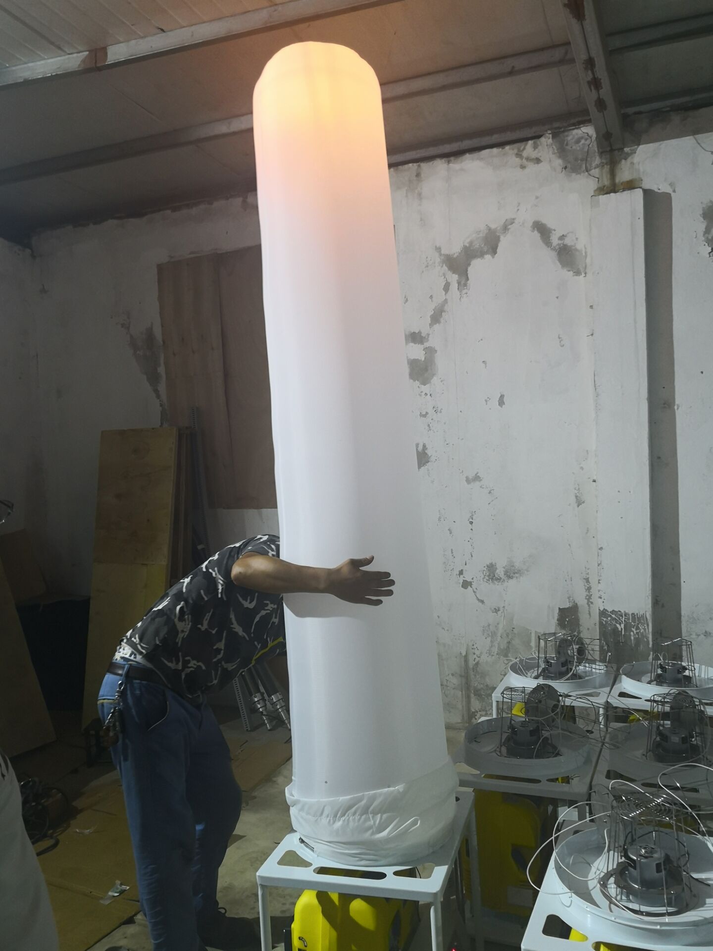 自动充气式移动柱形照明灯具
