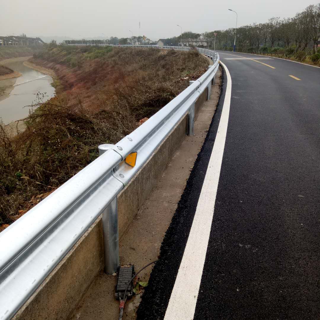 镀锌防撞波形护栏高速波浪板