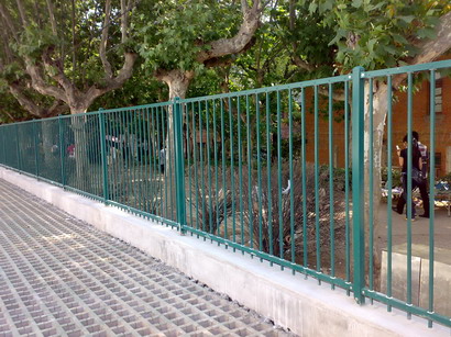 钢结构围挡围栏网喷塑阳台护栏机场护栏生产厂家
