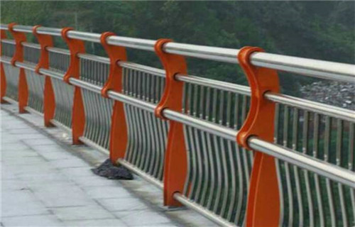 桥梁护栏人行道护栏公路隔离栅的价格