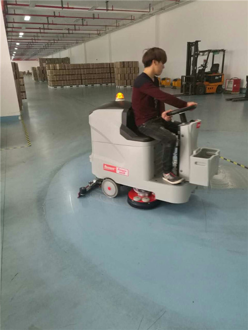 工厂仓库投入柳州驾驶式洗地机清洁效率高