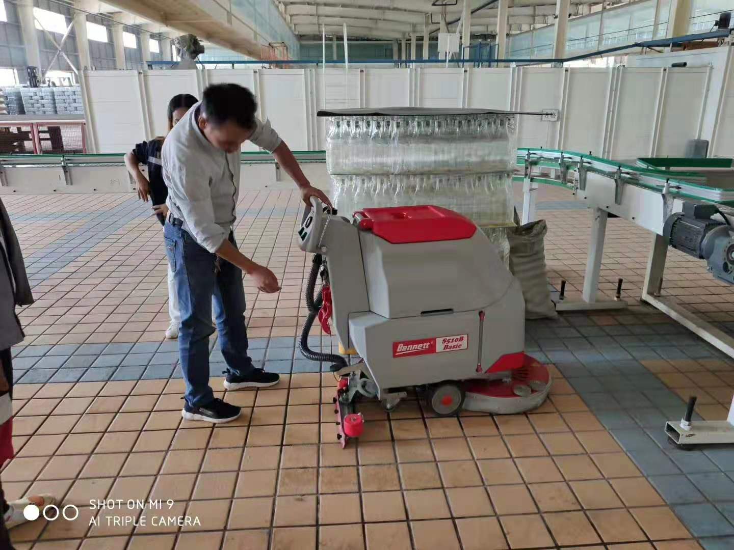 饮料厂保洁用柳州手推式洗地机多少钱一台