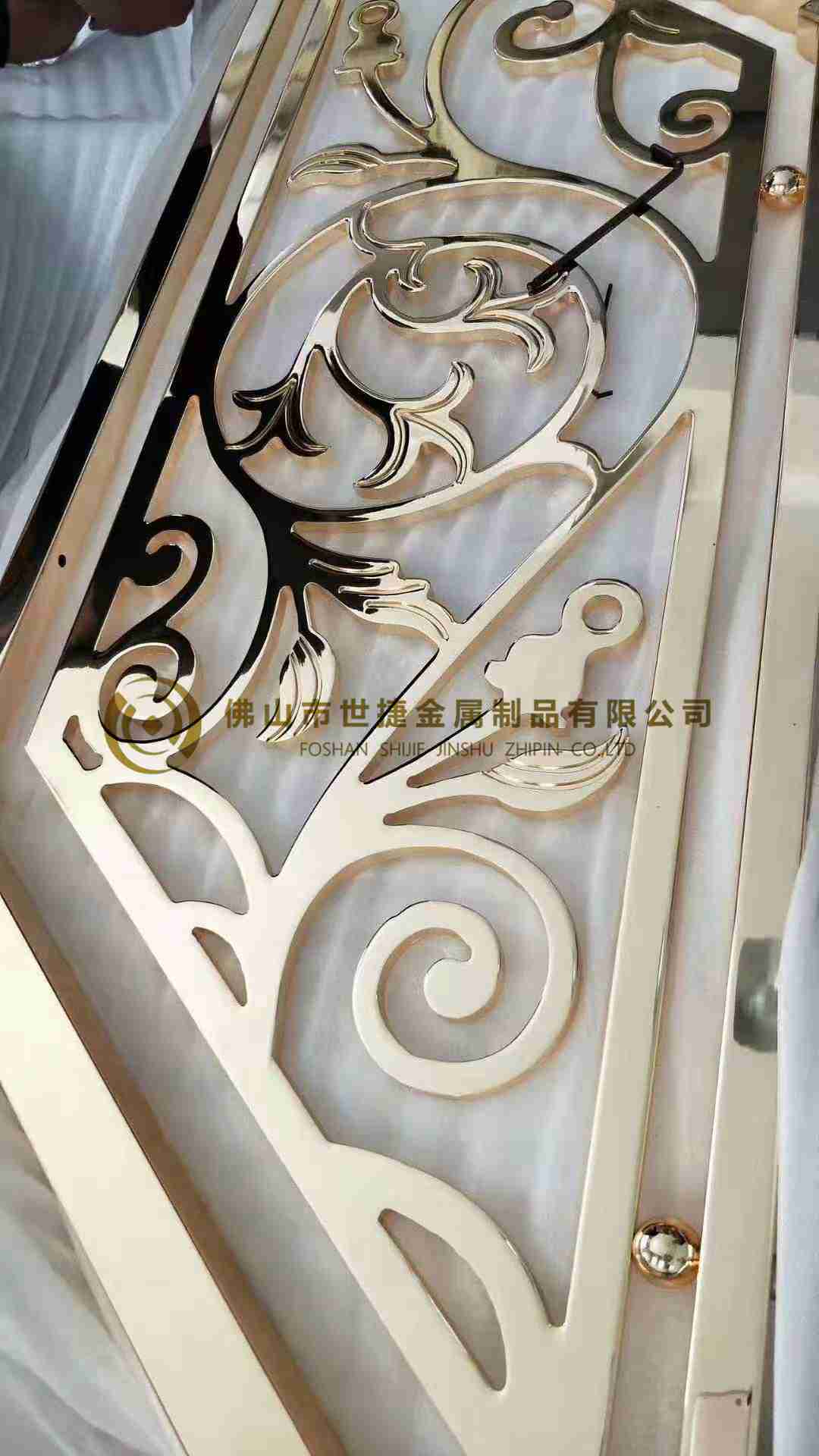 金色铝雕花楼梯护栏豪华铝雕护栏楼梯