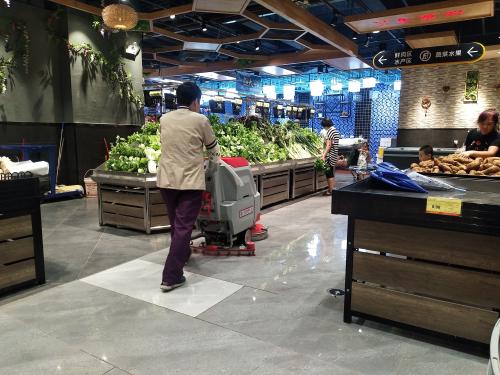 手推式洗地机在南宁大型超市的应用