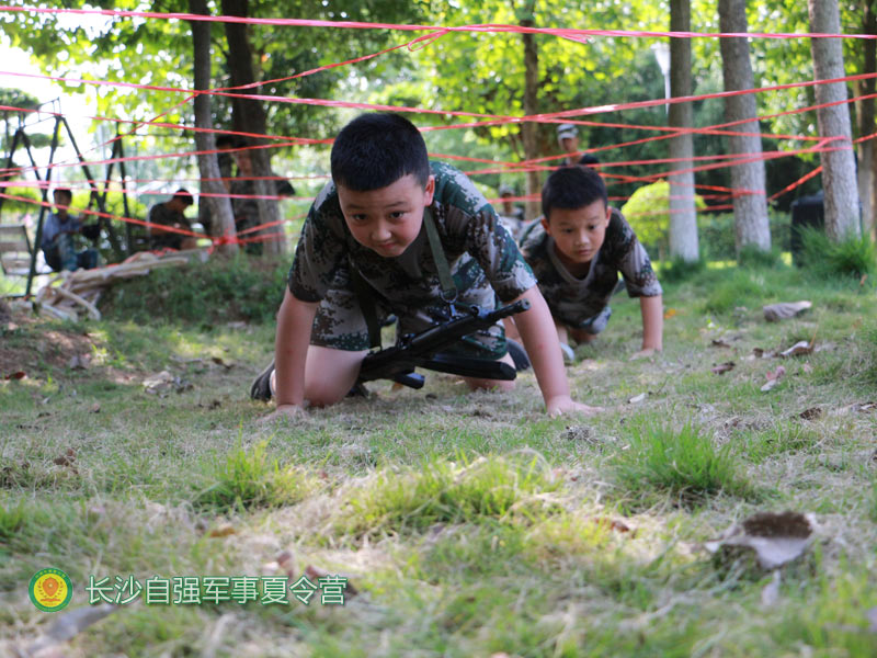 张家界小学生夏令营-领袖成长夏令营-自强军事