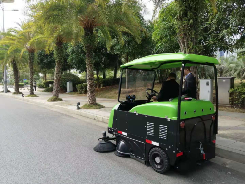 北海电动扫地车—学校大面积清扫保洁效率高