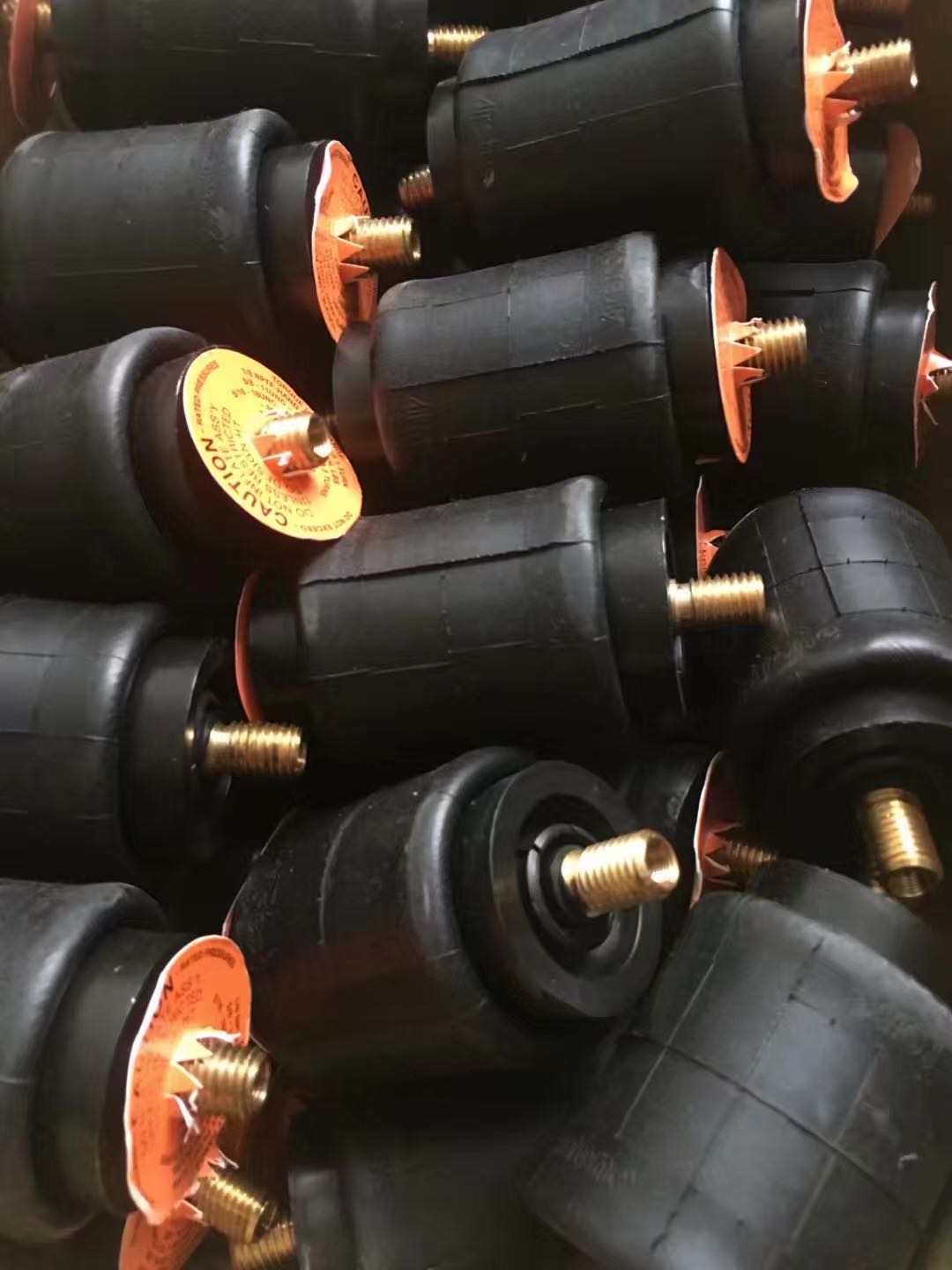 Firestone空气弹簧 橡胶气囊在我国的工业生产中有着广泛的应用。其主要应用有水中助浮、管道堵塞